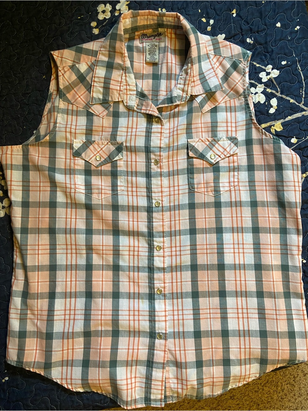 Wrangler Women’s Button Down Shirt
Size - XL